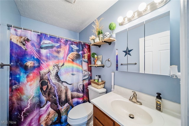 bathroom featuring a shower with shower curtain, a textured ceiling, vanity, and toilet