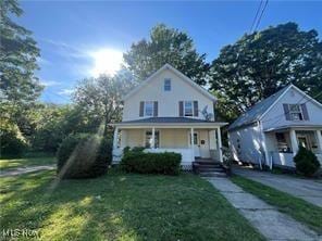 view of front of property featuring a front yard and a porch