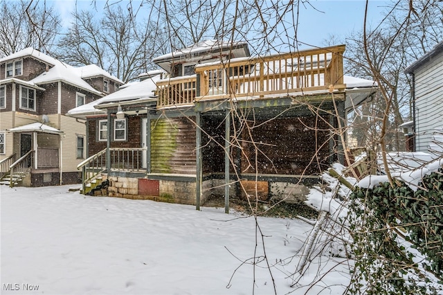 view of front of house featuring a wooden deck