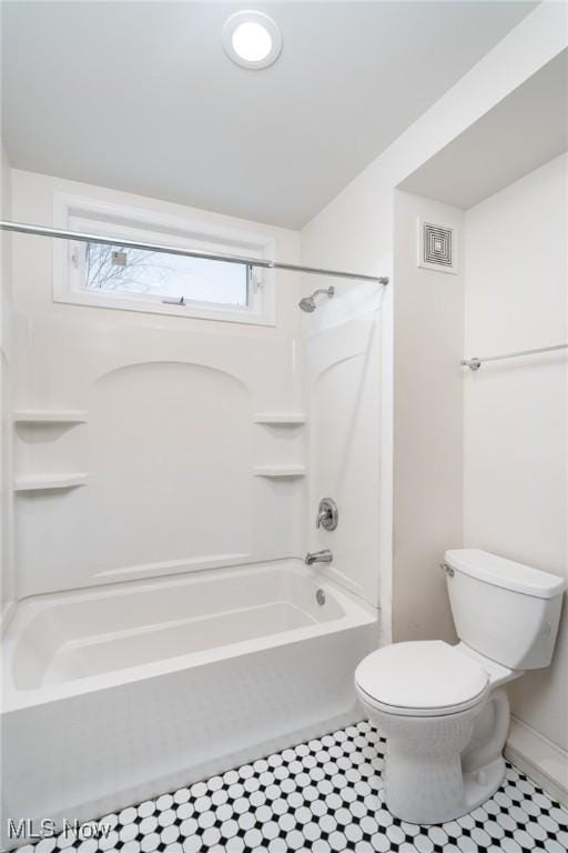 bathroom featuring toilet and washtub / shower combination