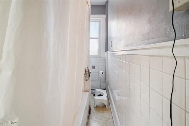 bathroom with shower / bath combo