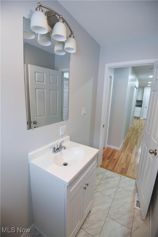 bathroom featuring an inviting chandelier and vanity