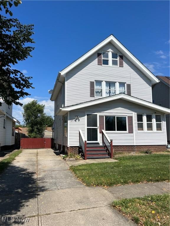 view of front facade featuring a front yard