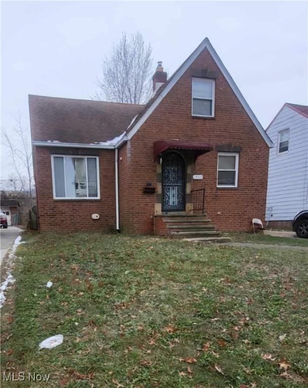 view of front of property with a front lawn