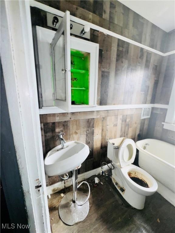 bathroom featuring sink and toilet