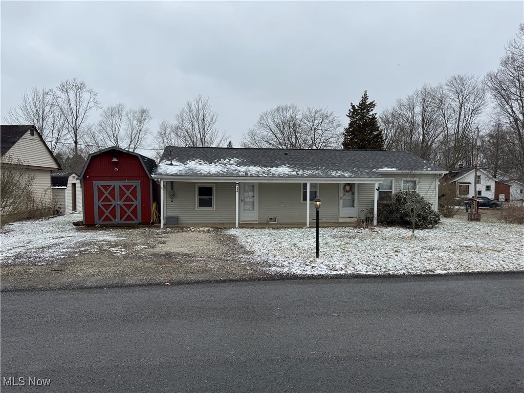 view of front of home with an outdoor structure and a barn