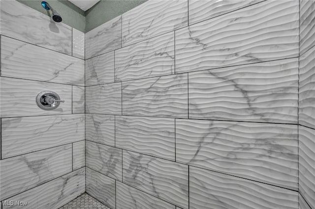 bathroom featuring a tile shower