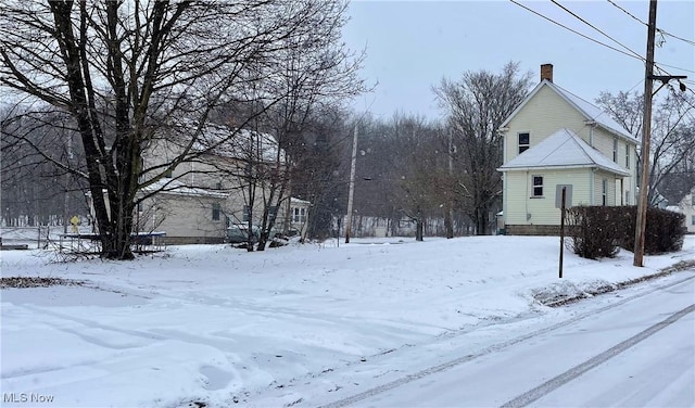 view of yard layered in snow