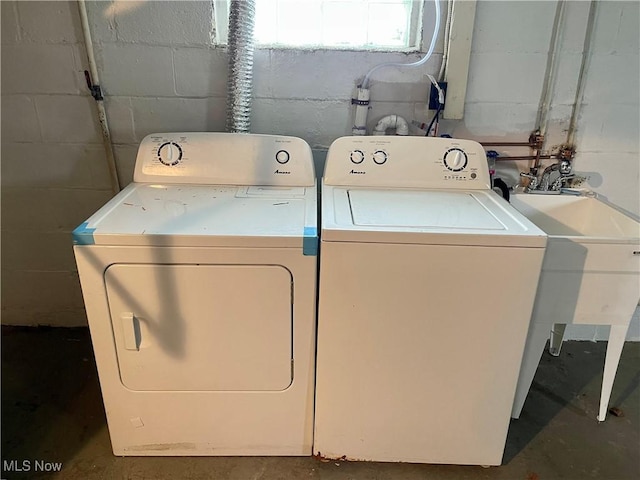 washroom with washing machine and dryer