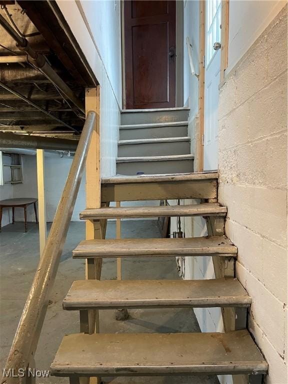 stairway featuring concrete flooring