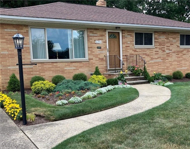 ranch-style home featuring a front yard