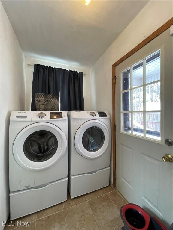 washroom featuring light tile patterned floors and independent washer and dryer