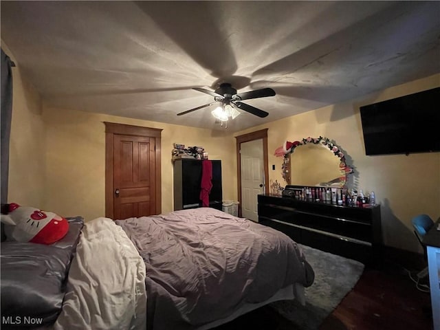 bedroom with ceiling fan