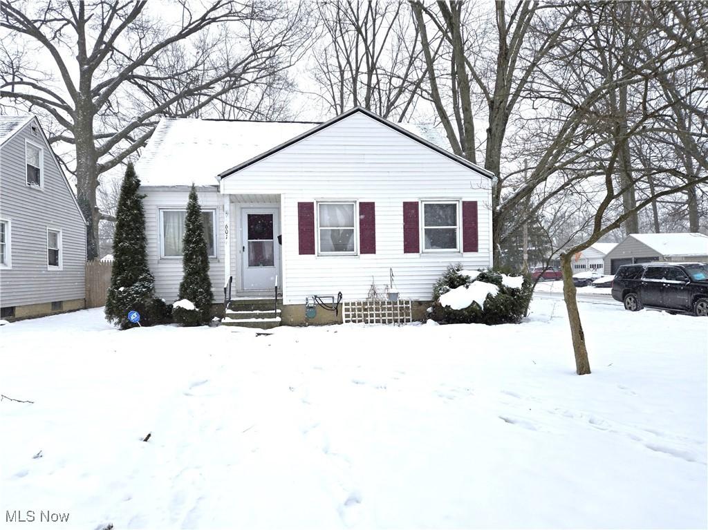 view of front of property