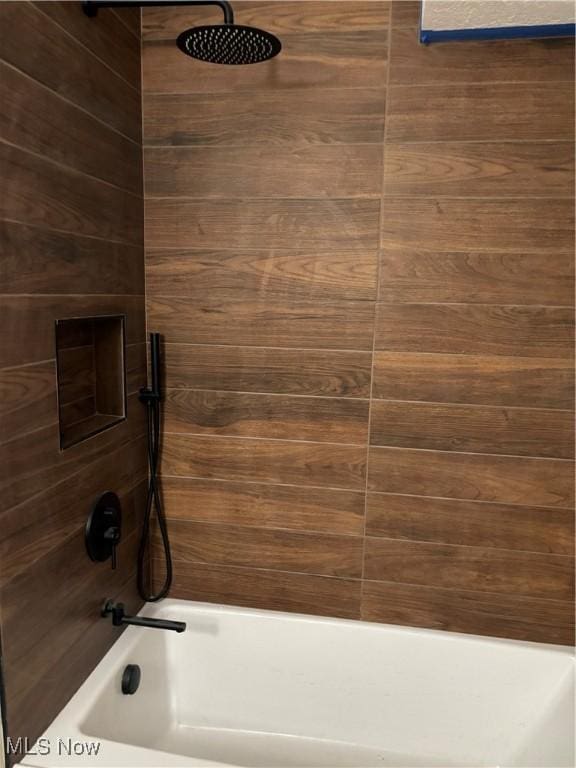 bathroom featuring tiled shower / bath