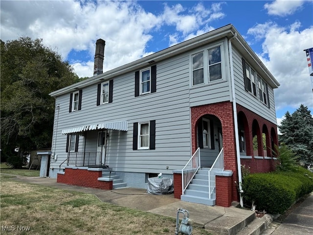 view of front of house featuring a front yard