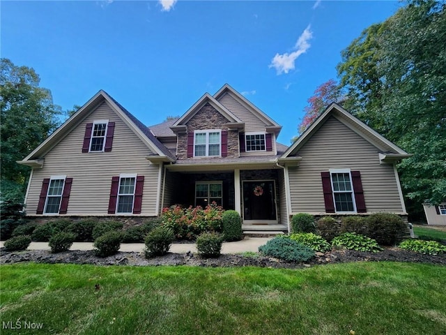 view of front of house featuring a front lawn