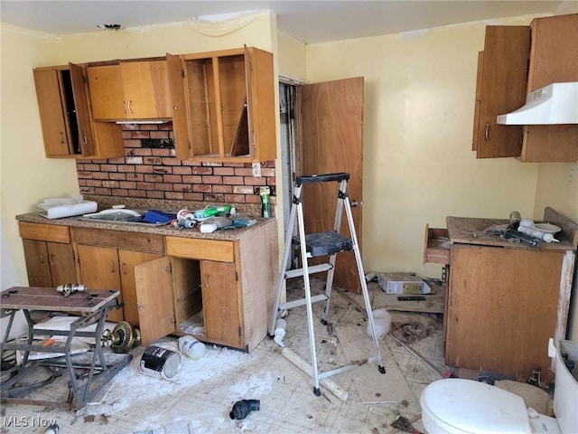 kitchen with backsplash