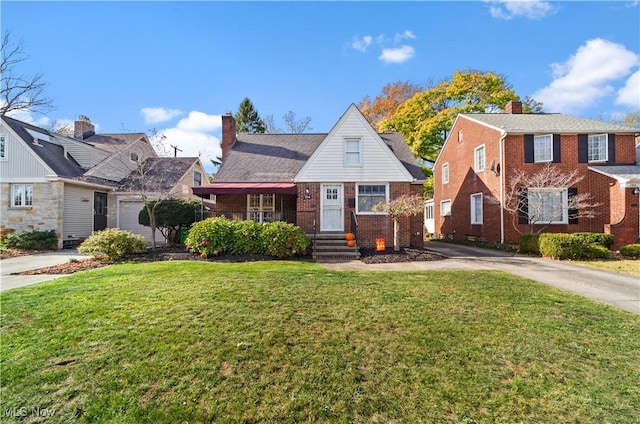 view of front of house featuring a front lawn