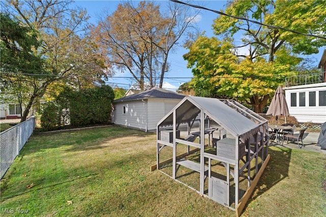 view of yard with an outbuilding