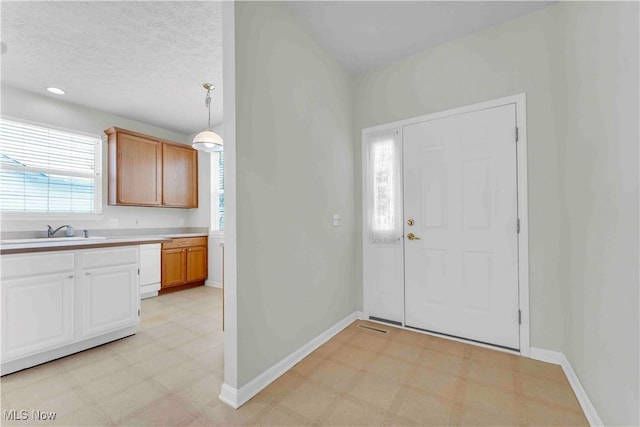 entrance foyer featuring sink and a textured ceiling