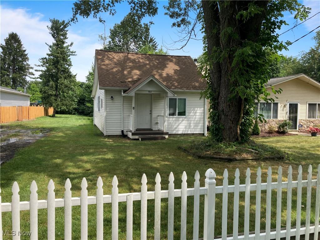 bungalow featuring a front lawn