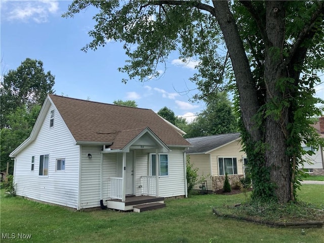 view of front of property featuring a front yard