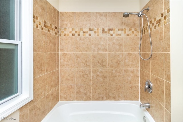 bathroom with tiled shower / bath combo