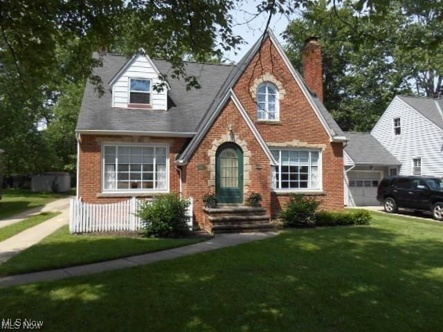 view of front of house featuring a garage and a front yard