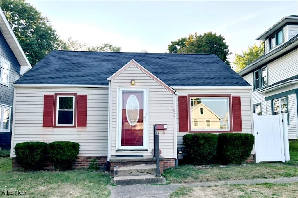 view of front facade with a front yard