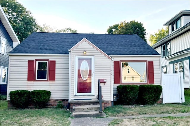 view of front facade with a front yard