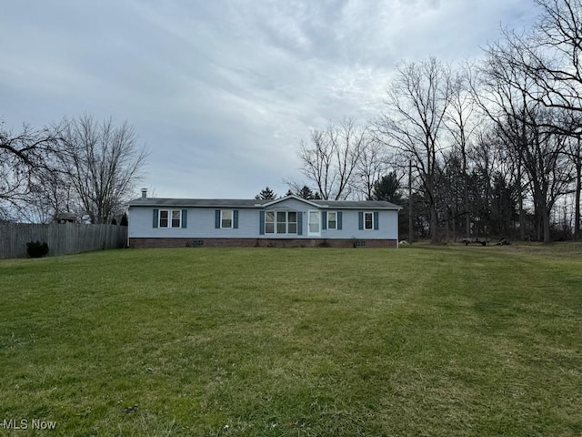 view of front of house featuring a front lawn