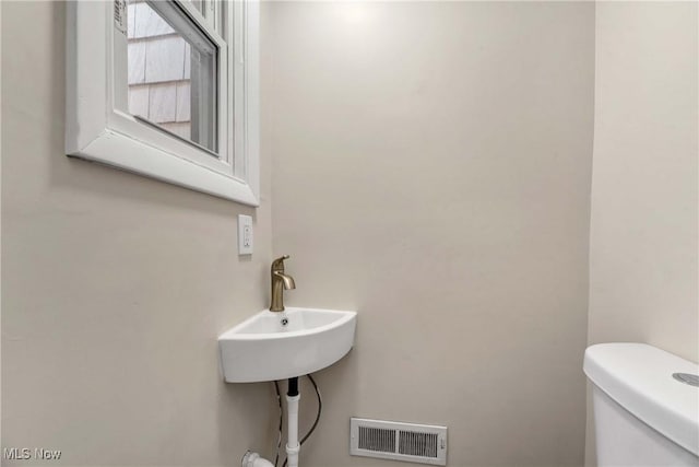 bathroom featuring toilet and sink