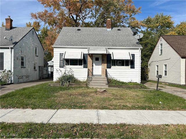 view of front facade with a front yard