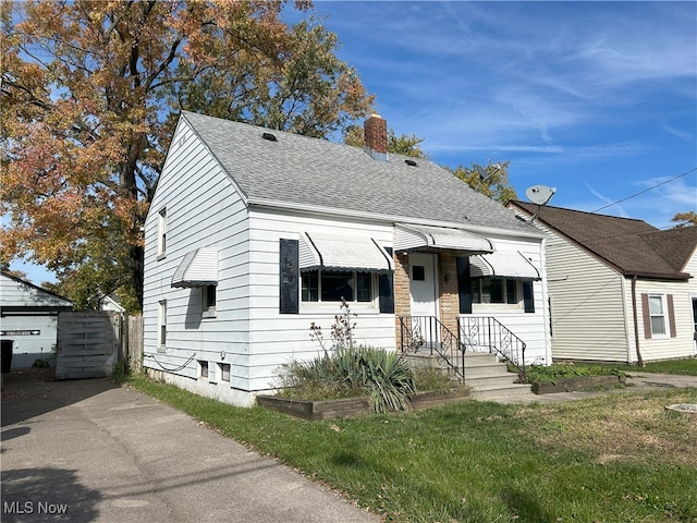 view of front of property with a front yard