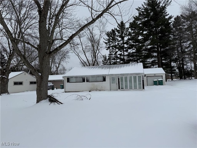 view of front facade featuring a garage