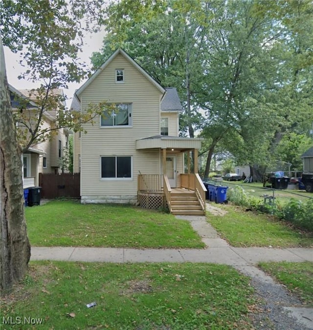 view of front facade featuring a front lawn