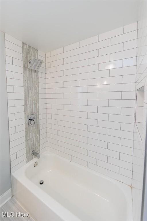 bathroom featuring tiled shower / bath combo