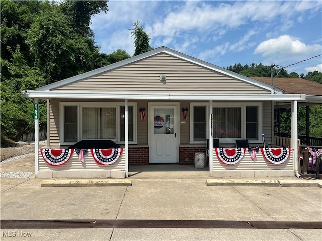 view of front facade with covered porch