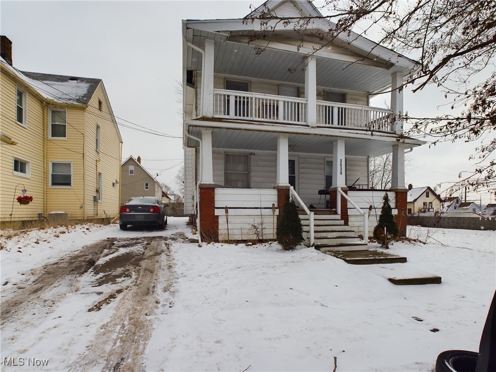 view of front of home featuring a balcony