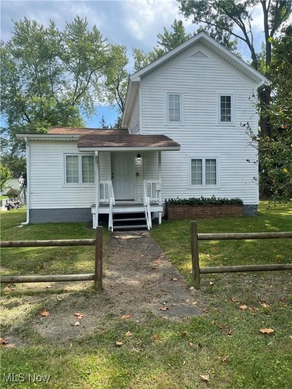 view of front of property featuring a front yard