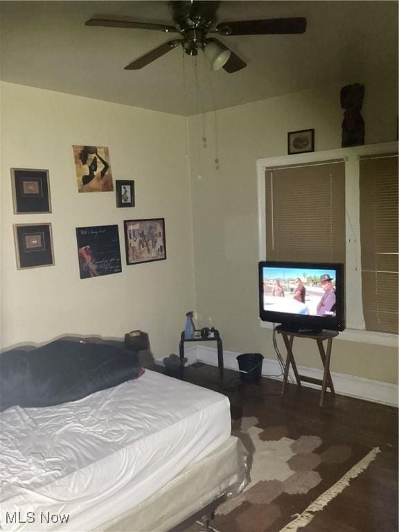 bedroom with ceiling fan