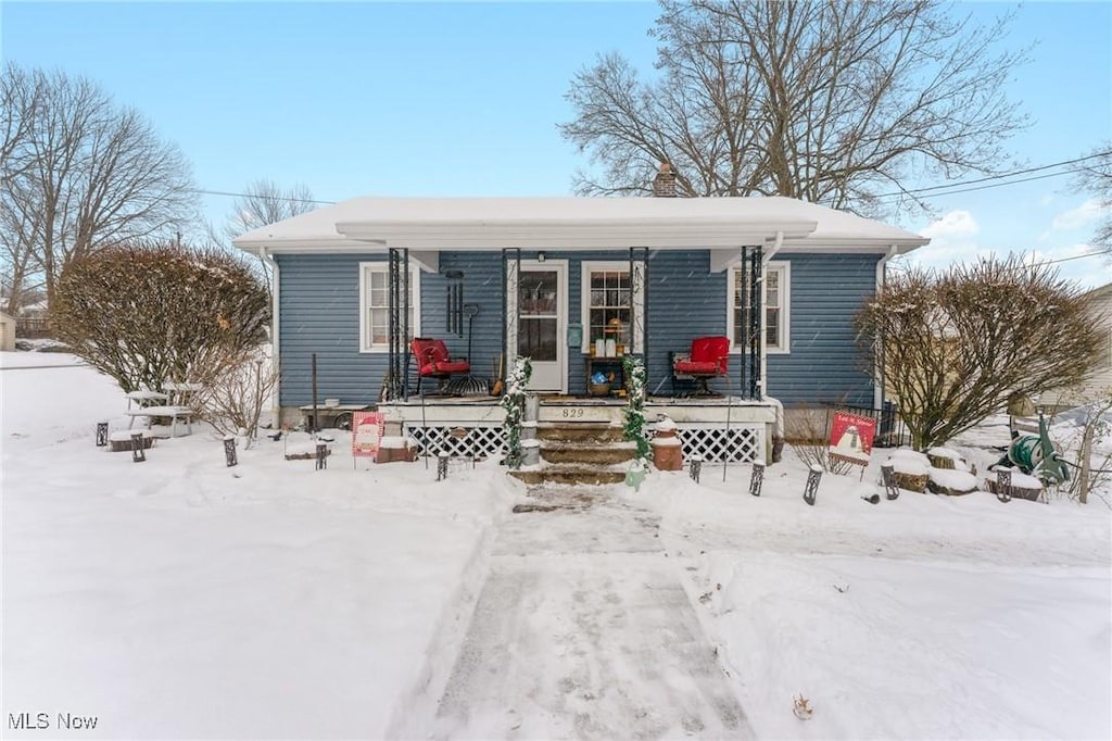 view of front of property featuring a porch