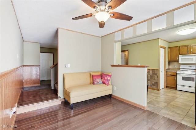 unfurnished room with light wood-type flooring, ceiling fan, and crown molding