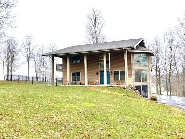 view of front facade with a front lawn