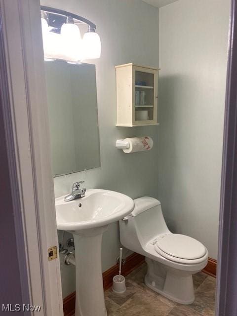 bathroom featuring toilet and sink