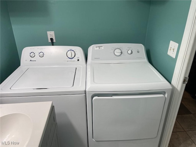 laundry room featuring tile patterned flooring and washing machine and clothes dryer