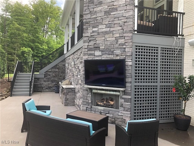 view of patio featuring an outdoor living space with a fireplace