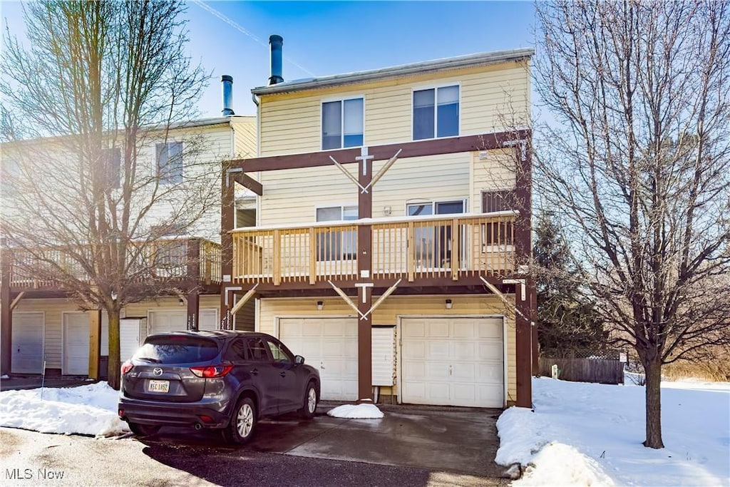 view of front property featuring a garage