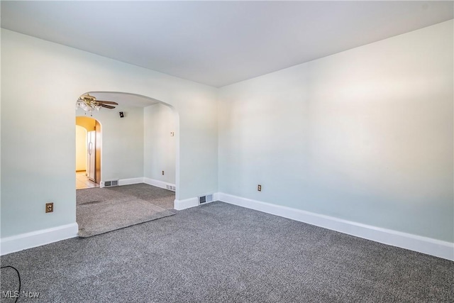 carpeted spare room featuring ceiling fan